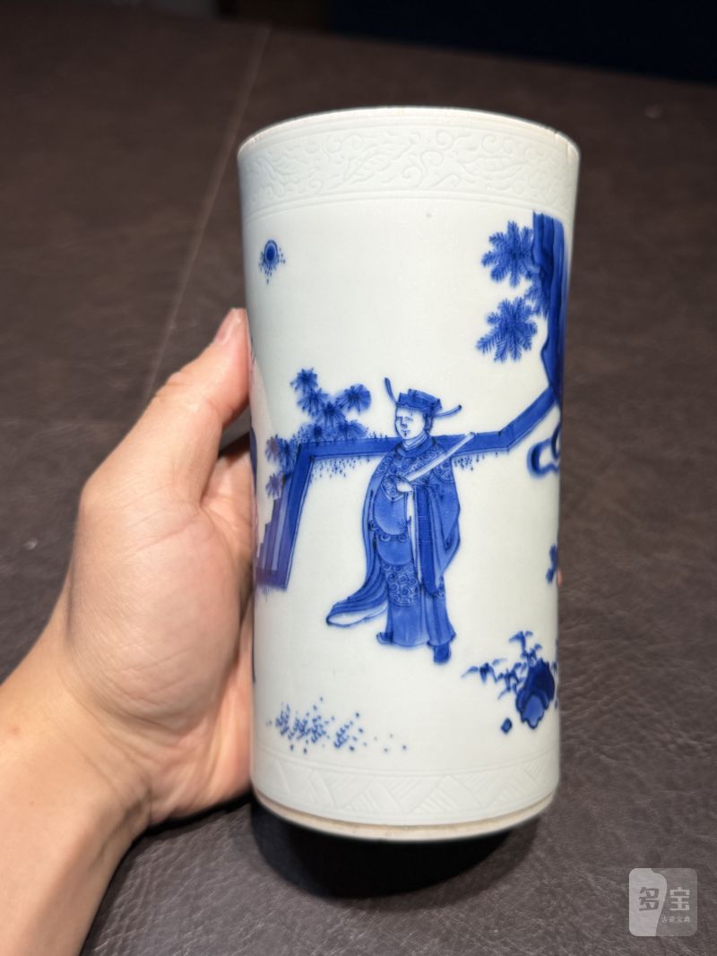 明崇祯 青花“连升三级”人物故事图笔筒 - 图3